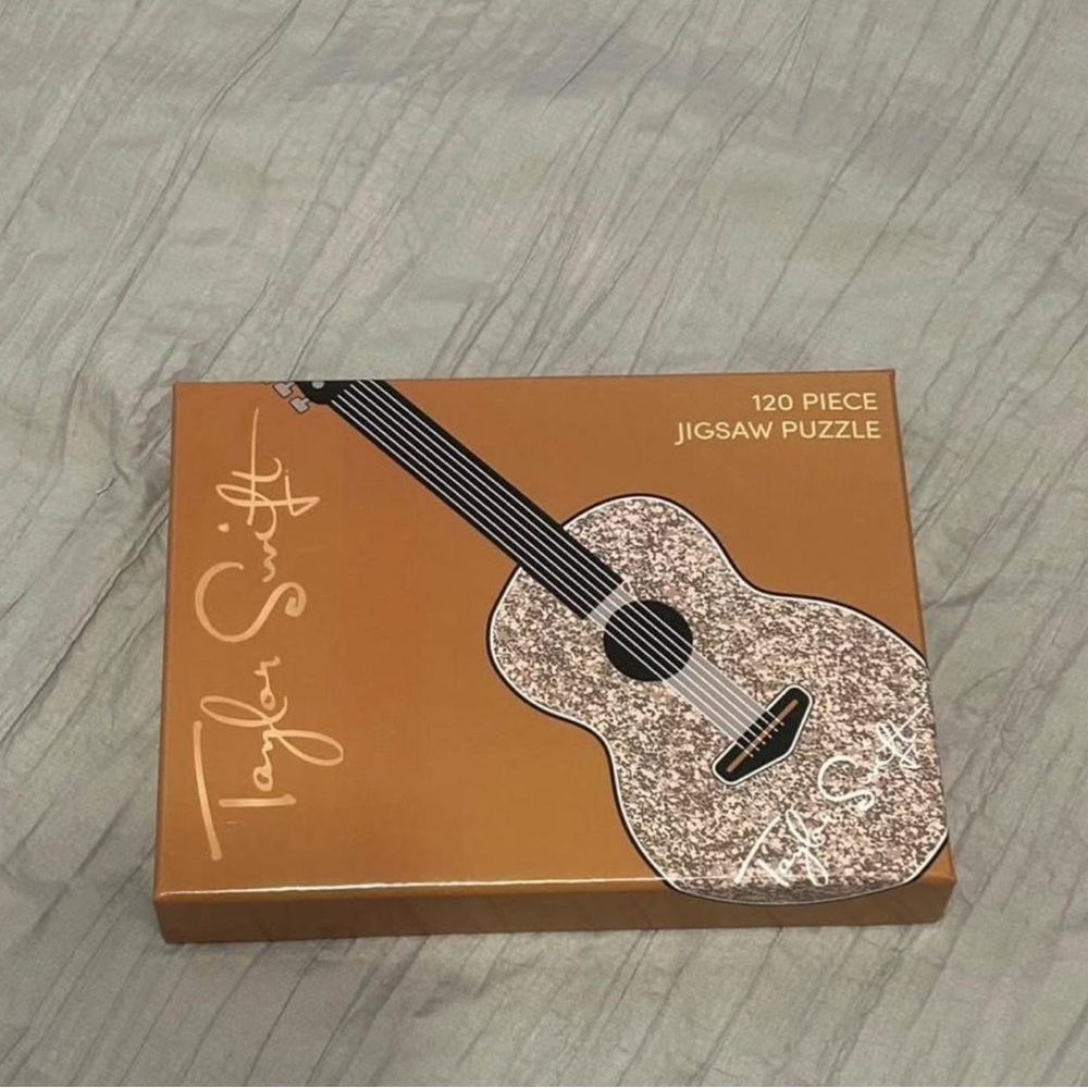 Taylor Swift Fearless (taylor’s version) Guitar Jigsaw Puzzle